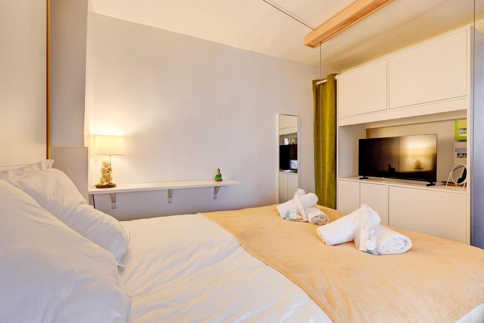 591 Daphne - Superbe Studio A Apartment *